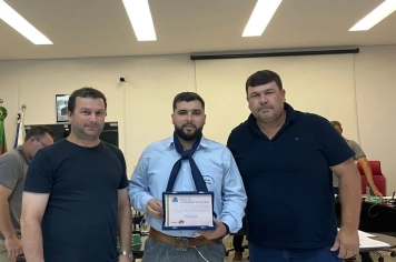  Vereadores da Bancada Progressistas, Jocinei Boff e José Lucas da Silva, realizaram a entrega de uma Moção de Congratulação à Equipe de Truco do CTG Tauras de 35.