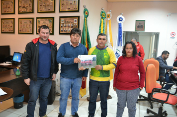 Entrega de Moções de Congratulação.