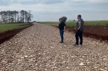  Presidente do Poder Legislativo e Vereadora Rosa Maria Dezordi Lassen e o Motorista e Vereador José Lucas da Silva acompanham os trabalhos  da Secretaria de Agricultura