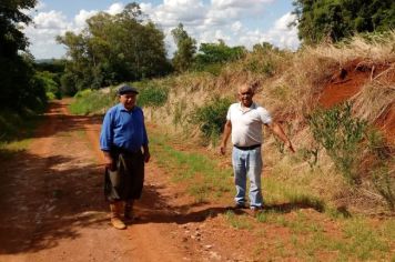 Presidente do Poder Legislativo Luis Carlos Souza - Nego da Gaita juntamente com Vice-Prefeito Vasco Pillat realiza visita as estradas da localidade do Cará.